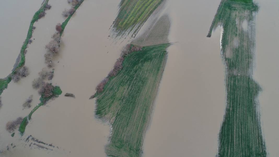 Karamenderes Çayı taştı. Sular altında kalan tarım arazileri dronla görüntülendi 3